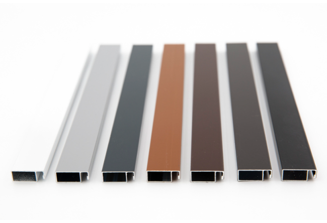 На складе 7 цветов москитного профиля и комплектации.